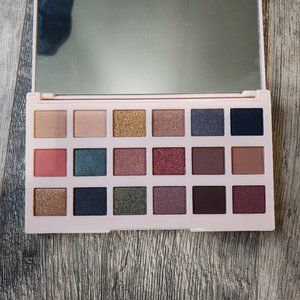 CIATE LONDON, "The Editor Palette-New England", 18 Pc Eyeshadow Shimmer Matte